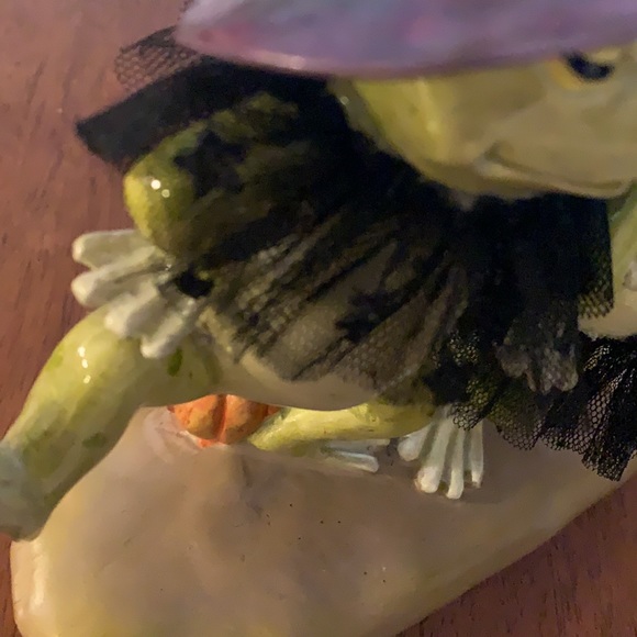 SOLD-Mark Roberts collectibles Dancing Frogs dressed like witches Halloween - Picture 7 of 13